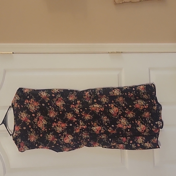 Sleeveless dress, V slit neck, black with floral print.  Lined skirt. - Picture 3 of 9